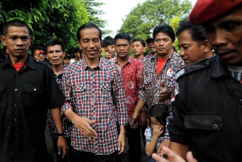 Joko Widodo disambut warga saat berkampanye di Cipinang Muara, Jakarta Timur, Kamis (5/7).