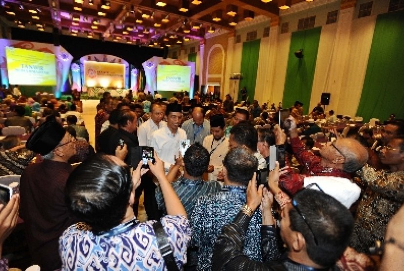 Joko Widodo (Jokowi) melanyani berfoto usai menghadiri undangan Tanwir Muhammadiyah di Samarinda, Kalimantan Timur, Sabtu (24/5). 