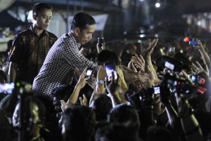 Joko Widodo (Jokowi) menyalami para pedagang pasar ketika berkunjung ke Pasar Induk Cibitung, Kabupaten Bekasi, Jawa Barat, Senin (16/6) malam. 