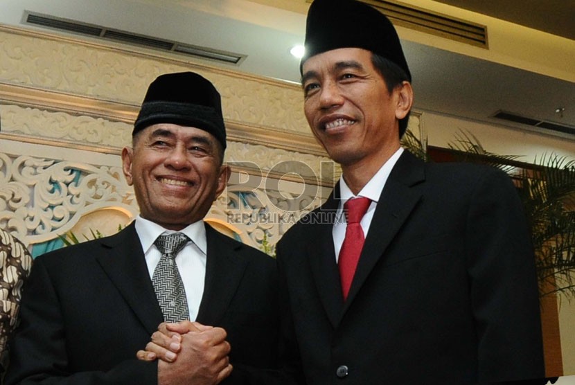 Joko Widodo (kanan) berjabat tangan dengan mantan KSAD Jenderal (Purn) Ryamizard Ryacudu (kiri).