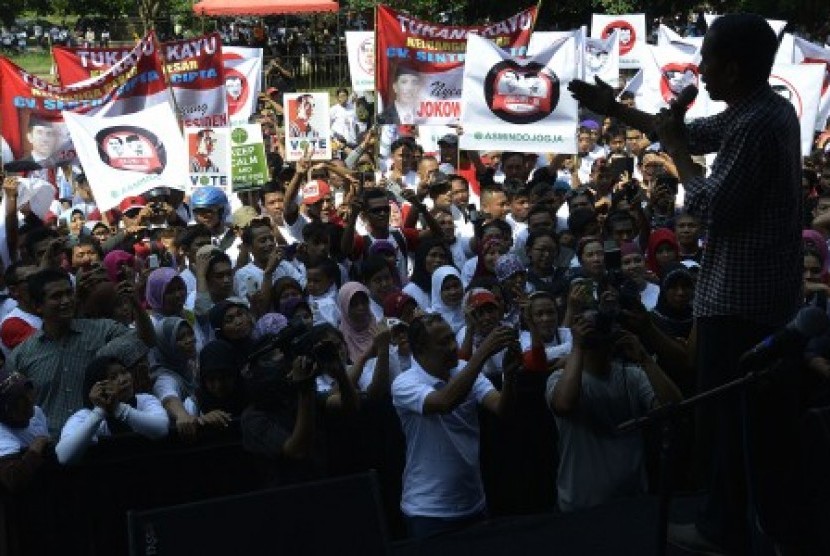 Joko Widodo (kanan) berkampanye di depan para pendukung dan simpatisan dari Asosiasi Industri Permebelan dan Kerajinan Indonesia (ASMINDO) di Taman Balekambang, Surakarta, Jawa Tengah, Jumat (20/6). 