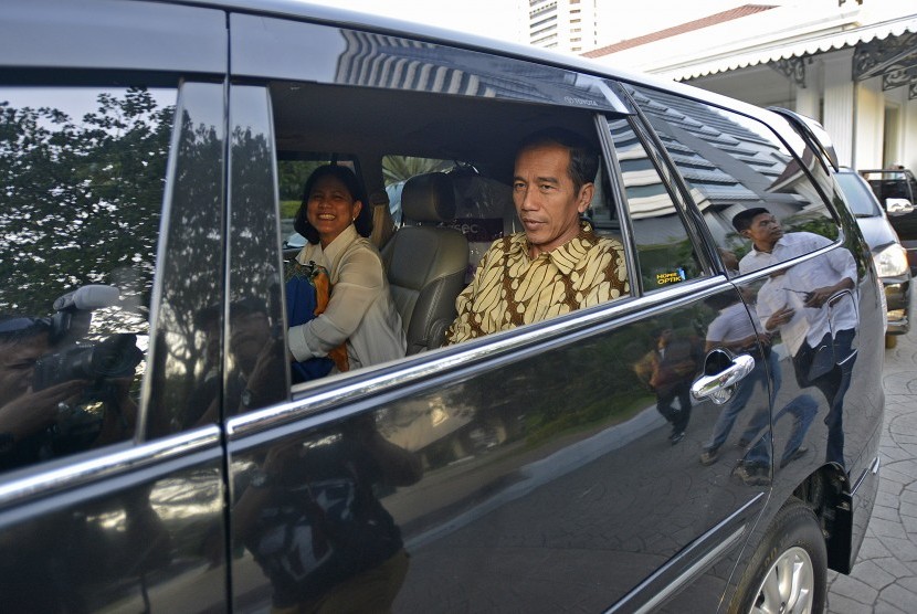 Joko Widodo (kanan) bersama isterinya Ny Iriana beranjak meninggalkan Balaikota untuk menuju Kantor Transisi Jokowi - JK di Jakarta, Kamis (7/8).