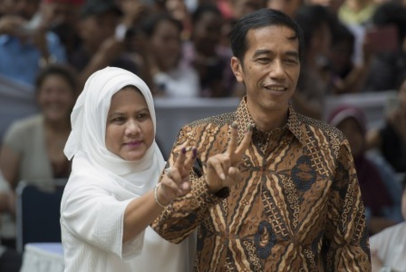 Joko Widodo (kanan) dan Isteri Ny Iriana (kiri) 