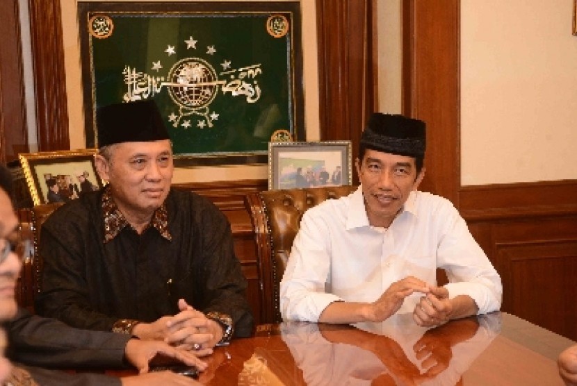 Joko Widodo (kanan) disambut Wakil Ketua Umum PBNU, As'ad Said Ali (kiri) saat mendatangi kantor PBNU di Jalan Kramat Raya, Jakarta Pusat, Jumat (11/7).