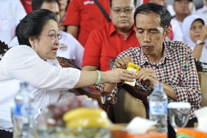 Joko Widodo (kanan) mengambil permen yang ditawarkan Megawati Soekarnoputri (kiri)