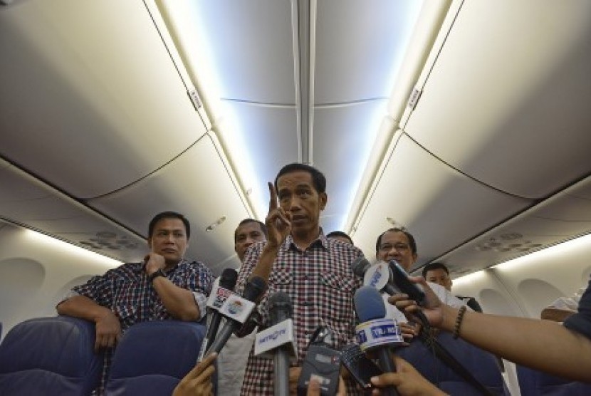 Joko Widodo (ketiga kiri) didampingi Wasekjen PDI Perjuangan Achmad Basarah (kiri), Ketua DPP PKB Marwan Jafar (kedua kiri) dan Ketua DPP Partai NasDem Akbar Faisal (kanan) 