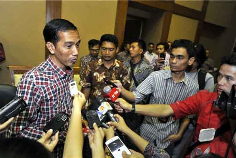 Joko Widodo (kiri)