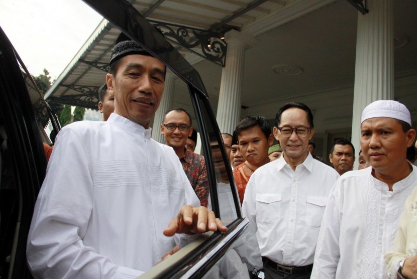 Joko Widodo (kiri)