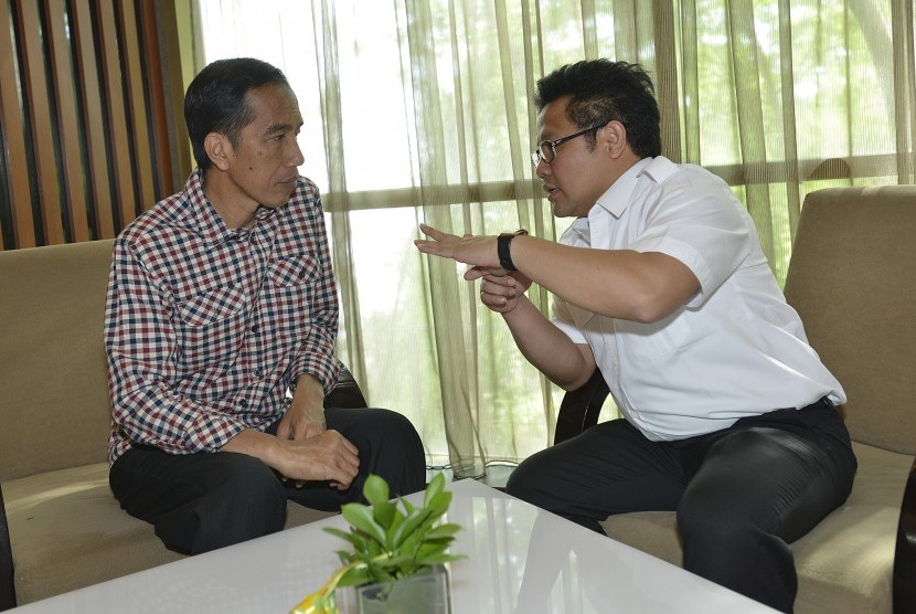  Joko Widodo (kiri) berbincang dengan Ketua Umum DPP PKB Muhaimin Iskandar (kanan)