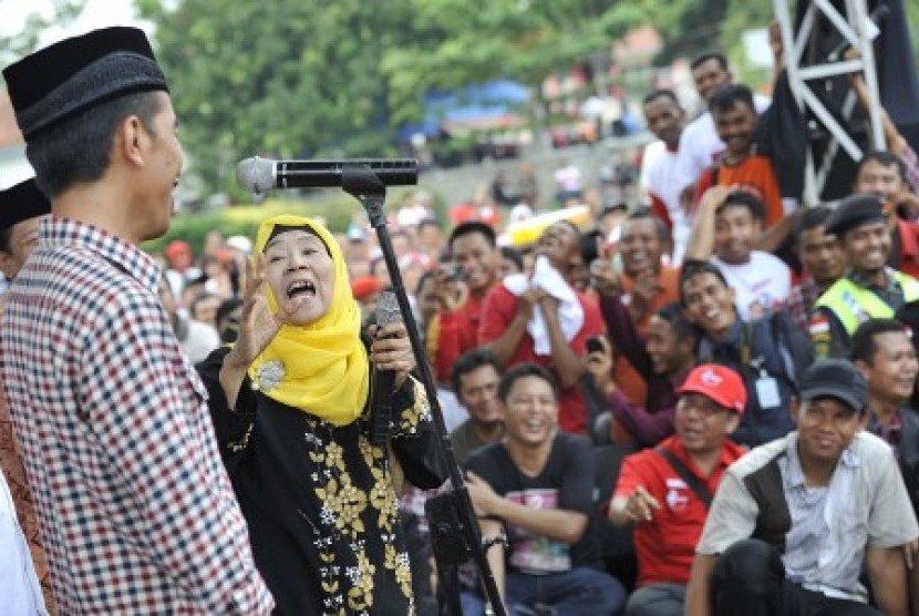  Joko Widodo (kiri) berinteraksi dengan seorang warga ketika berkampanye di hadapan para pendukung dan relawan di Lapangan GOR Majalengka, Jawa Barat, Rabu (18/6). 