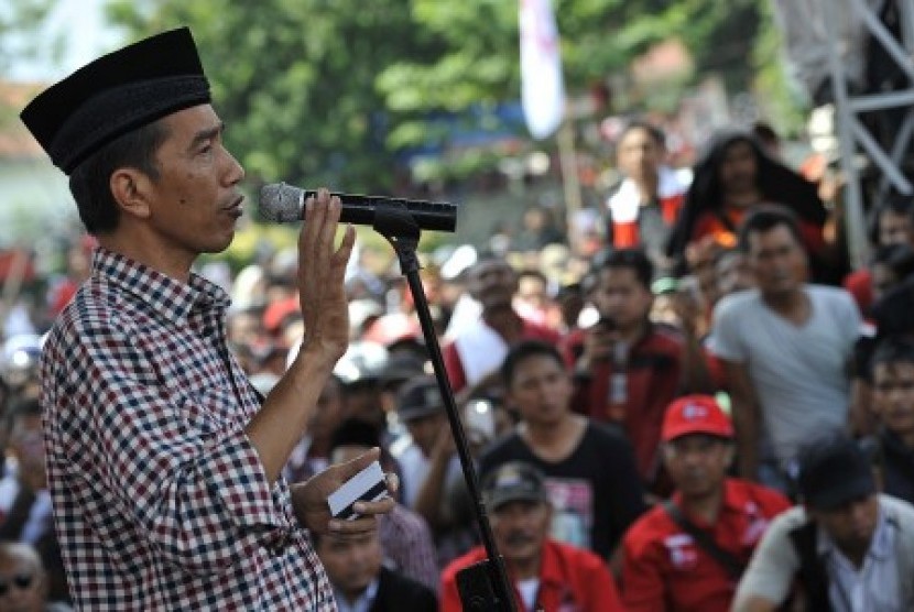 Joko Widodo (kiri) berkampanye di hadapan para pendukung dan relawan di Lapangan GOR Majalengka, Jawa Barat, Rabu (18/6). 