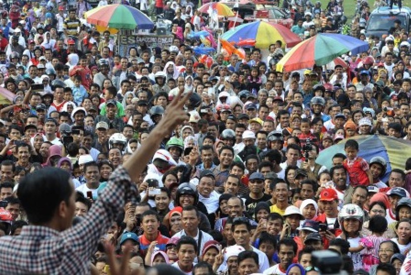  Joko Widodo (kiri) berkampanye ketika menghadiri kampanye akbar dengan partai koalisi di Lapangan Ex MTQ, Kota Jambi, Jambi, Selasa (24/6). 