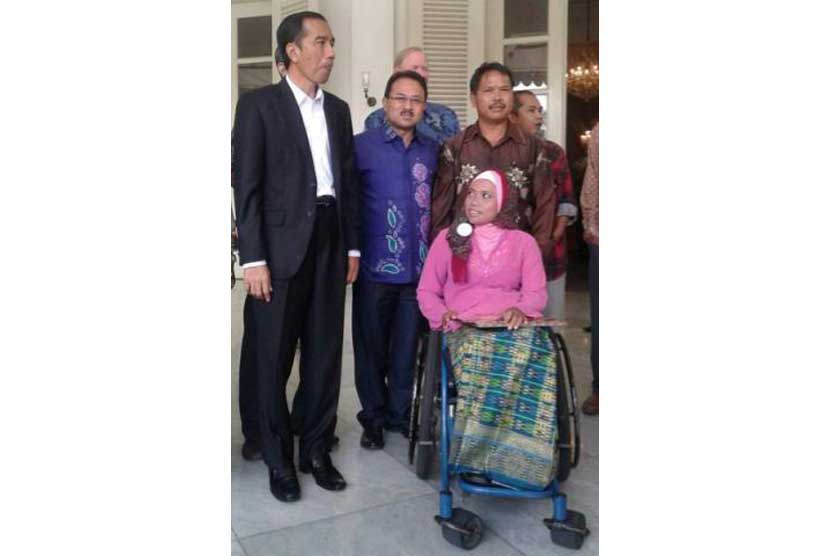 Joko Widodo (kiri) bersama Bupati Banjar Sultan H Khairul Saleh (tengah) dan Sri Lestari, usai pertemuan UCP dan Senyum Pelangi di Kantor Gubernur DKI Jakarta, Senin (13/10).
