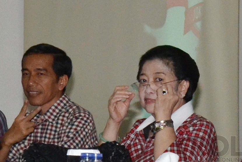 Joko Widodo (kiri) bersama Megawati Soekarno Putri (kanan).