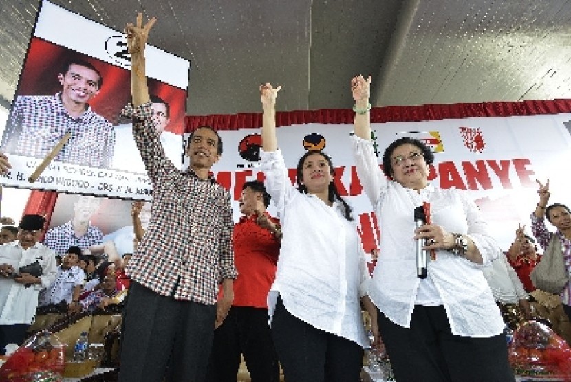  Joko Widodo (kiri) bersama Megawati Soekarnoputri (kanan) dan Puan Maharani (tengah).