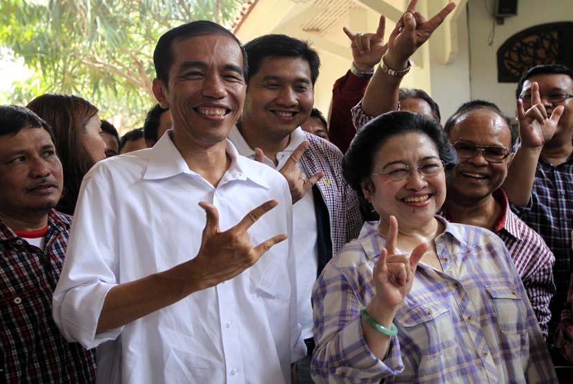 Joko Widodo (kiri) bersama Megawati Sukarno Putri di Jakarta.