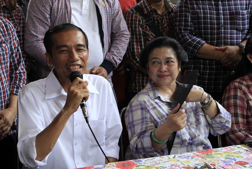 Joko Widodo (kiri) bersama Megawati Sukarno Putri di Jakarta.