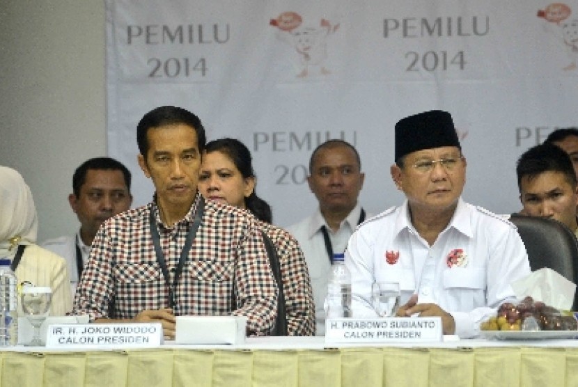 Joko Widodo (kiri) bersama Prabowo Subianto (kanan)