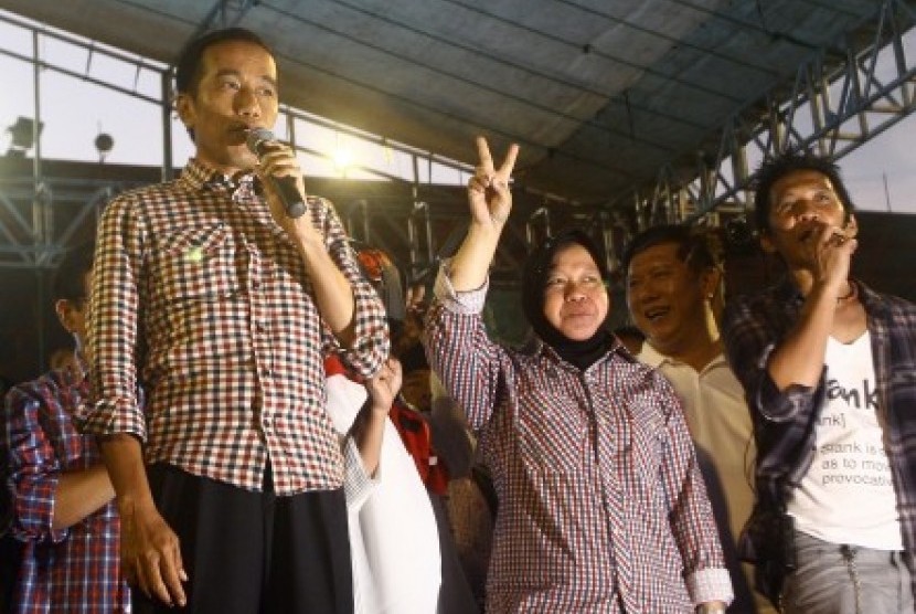 Joko Widodo (kiri) bersama Tri Rismaharini (tengah) dan drumer grup band Slank Bimbim (kanan) 