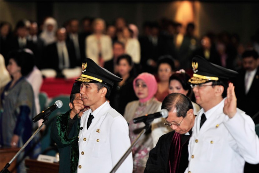  Joko Widodo (kiri) dan Basuki Tjahaya Purnama (kanan), diambil sumpah jabatan saat dilantik menjadi Gubernur dan Wakil Gubernur DKI Jakarta periode 2012-2017 dalam Sidang Paripurna Istimewa DPRD DKI Jakarta di Jakarta, Senin (15/10).