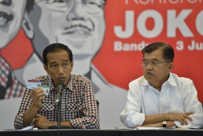 Joko Widodo (kiri) dan Jusuf Kalla (kanan) memberikan keterangan pers di Bandung, Jawa Barat, Kamis (3/7). 