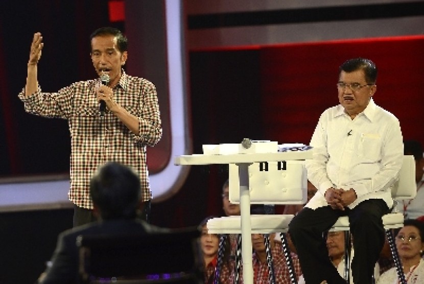 Joko Widodo (kiri) dan Jusuf Kalla (kanan) menyampaikan visi misi saat debat final di Jakarta, Sabtu (5/7).
