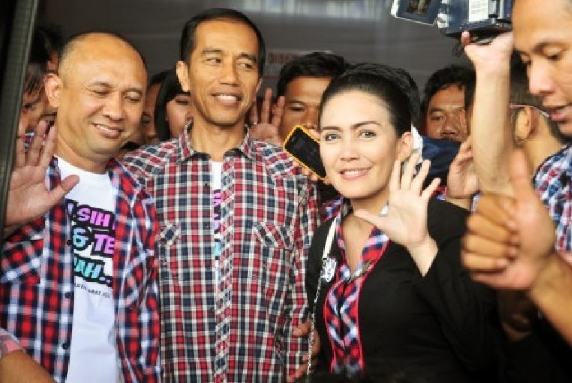 Joko widodo (kiri) menemani pasangan Calon Gubernur Jabar, Rieke Dyah Pitaloka dan Teten Masduki (Paten) kampanye di daerah Rancaekek, Bandung, Jawa Barat, Sabtu (16/2). 
