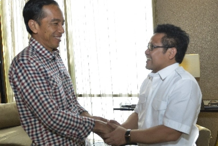 Joko Widodo (kiri) menyalami Ketua Umum DPP PKB Muhaimin Iskandar (kanan).