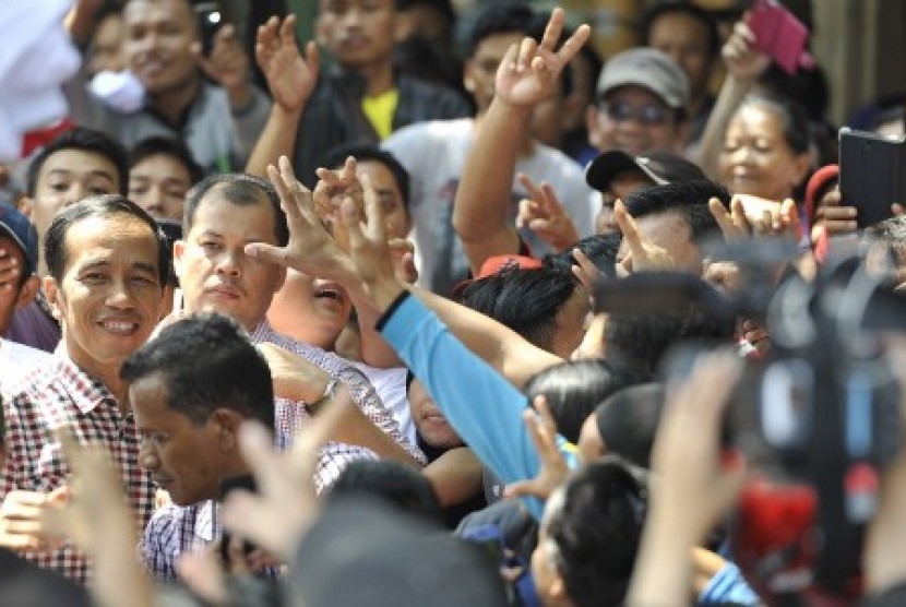 Joko Widodo (kiri menyapa dan menyalami warga ketika berkampanye ke Pasar Kebayoran Lama di Jakarta Selatan, Senin (30/6). 