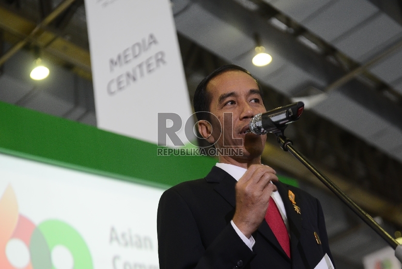  Joko Widodo memberikan keterengan kepada wartawan terkait pertemuan Organisasi Kerja Sama Islam di sela-sela Konferensi Tingkat Tinggi Asia Afrika di Media Center Jakarta Convention Centre, Jakarta, Rabu (22/4).