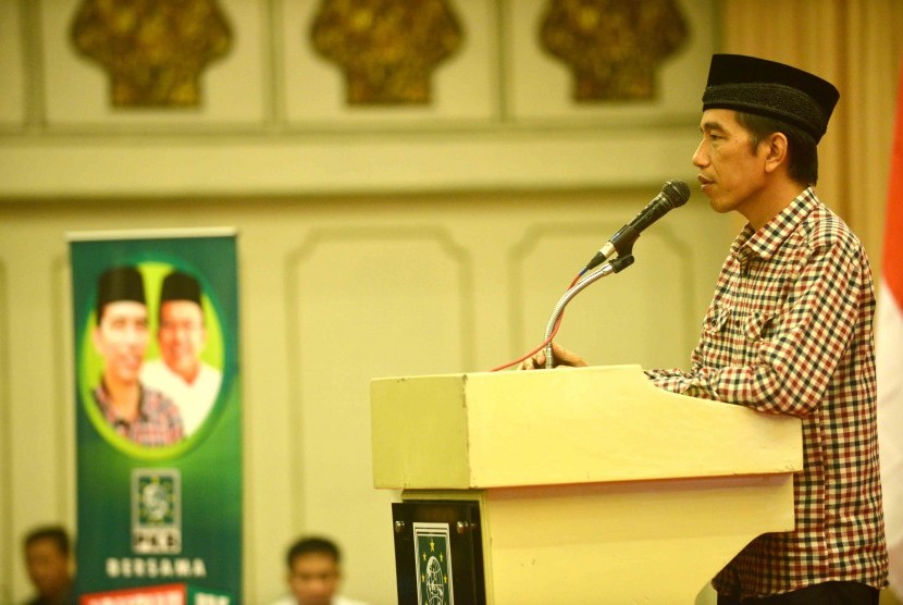 Joko Widodo memberikan paparannya saat Silaturahmi Nasional Alim Ulama Partai Kebangkitan Bangsa (PKB) di Jakarta, Selasa (3/6). 