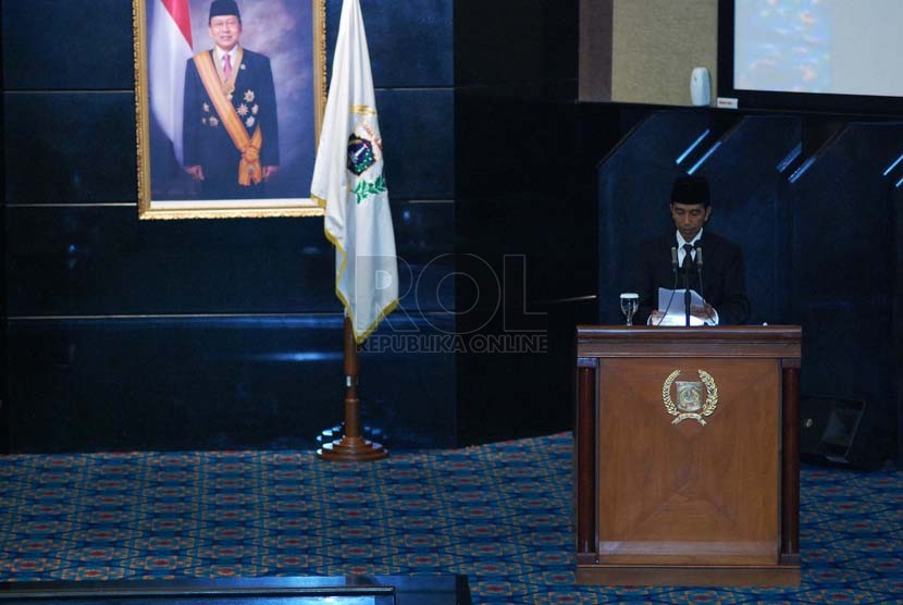 Joko Widodo memberikan pidato terakhir nya saat sidang paripurna di Gedung DPRD DKI, Jakarta Pusat, Kamis (2/10). (Republika/Raisan Al Farisi) 