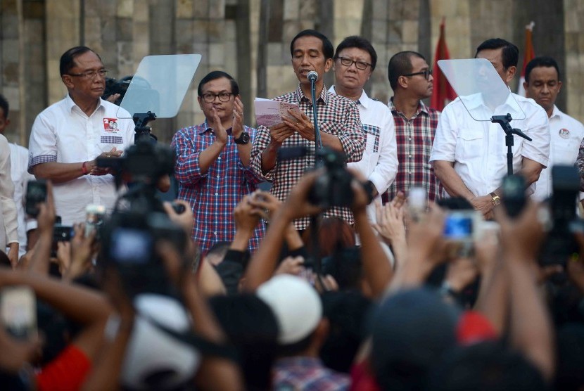 Joko Widodo memberikan pidatonya kepada ribuan pendukungnya di Tugu Proklamasi, Jakarta, Rabu (9/7). 