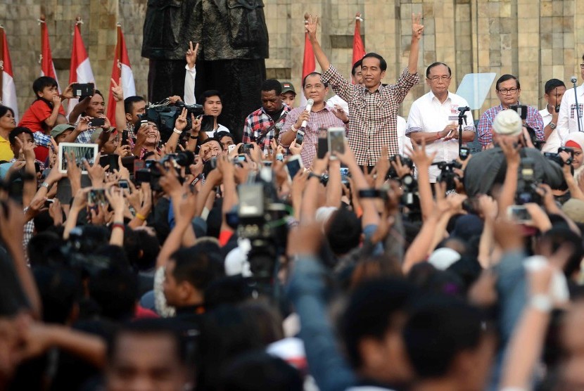 Joko Widodo memberikan pidatonya kepada ribuan pendukungnya di Tugu Proklamasi, Jakarta, Rabu (9/7). 