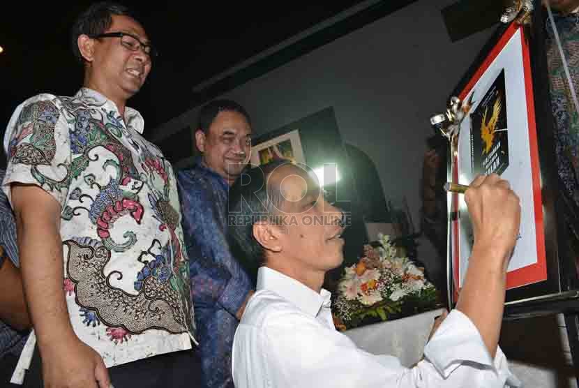  Presiden terpilih, Joko Widodo memberikan tanda tangannya didampingi Pemimpin Redaksi Harian Republika, Nasihin Masha saat peluncuran buku 'Perjuangan Melawan Lupa' di Jakarta, Selasa (2/9). (Republika/Agung Supriyanto)