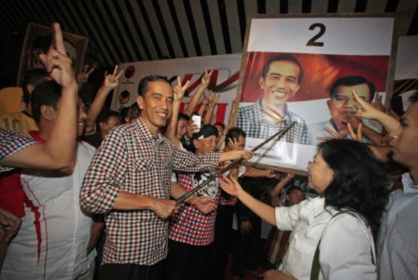 Joko Widodo memeragakan cara mencoblos saat berkampanye 