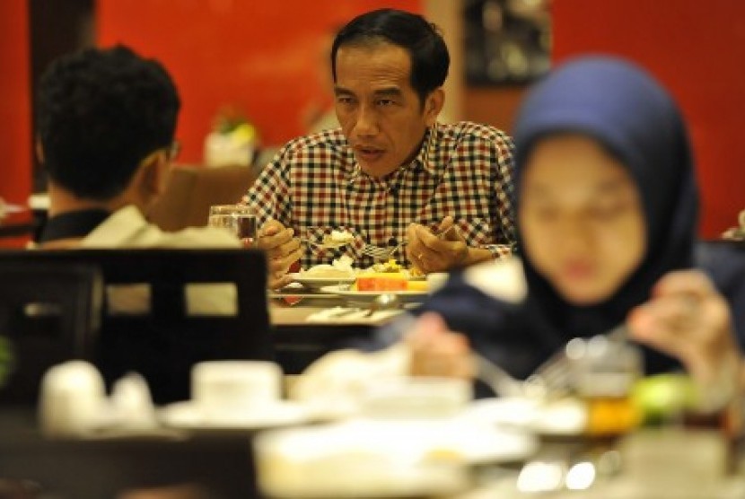 Joko Widodo menikmati makan sahur di restoran hotel tempat dia menginap ketika kampanye di Surabaya, Jawa Timur, Ahad (29/6). 