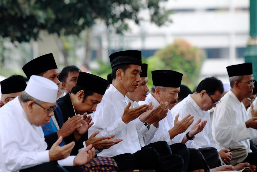 Joko Widodo menjalankan ibadah salat Ied di halaman Balai Kota DKI, Jakarta Pusat, Senin (28/7). 