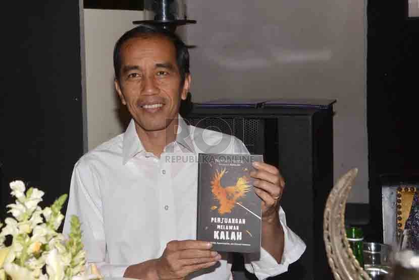 Joko Widodo menunjukan buku 