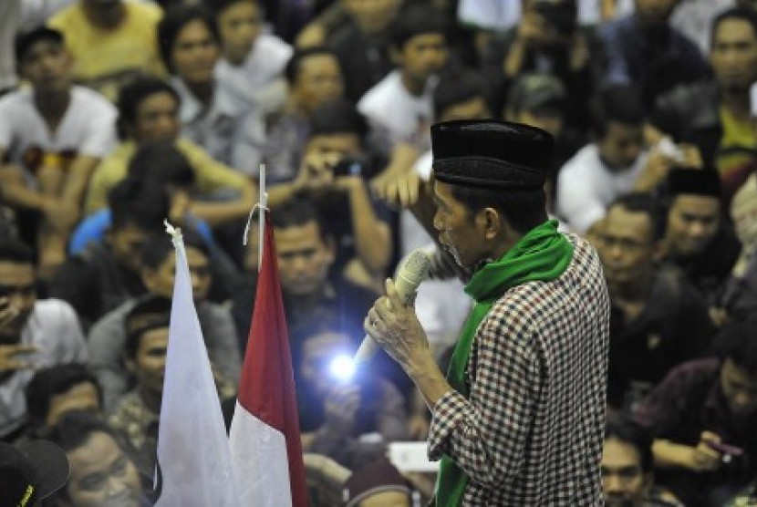 Joko Widodo menyampaikan sambutannya dalam acara Silahturahim Kiai Kampung dan Warga NU Untuk Pemenangan pasangan Jokowi - JK di Pondok Pesantren Darul Maarif, Kaplongan, Indramayu, Jawa Barat, Selasa (17/6) malam. 