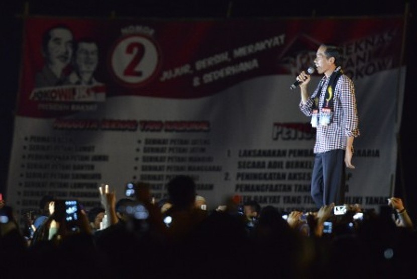 Joko Widodo menyapa warga, simpatisan dan pendukung yang berkumpul di Lapangan Kerkop, Leuwidaun, Garut, Jawa Barat, Kamis (3/7) malam.