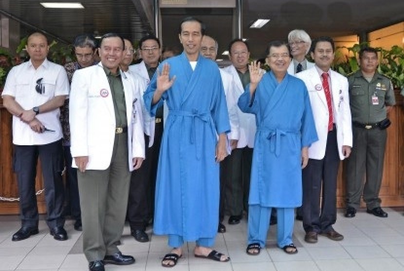 Joko Widodo or Jokowi (left in blue) poses with his running mate, Jusuf Kalla (also in blue) at Gatot Soebroto Army Hospital in Jakarta on Thursday.