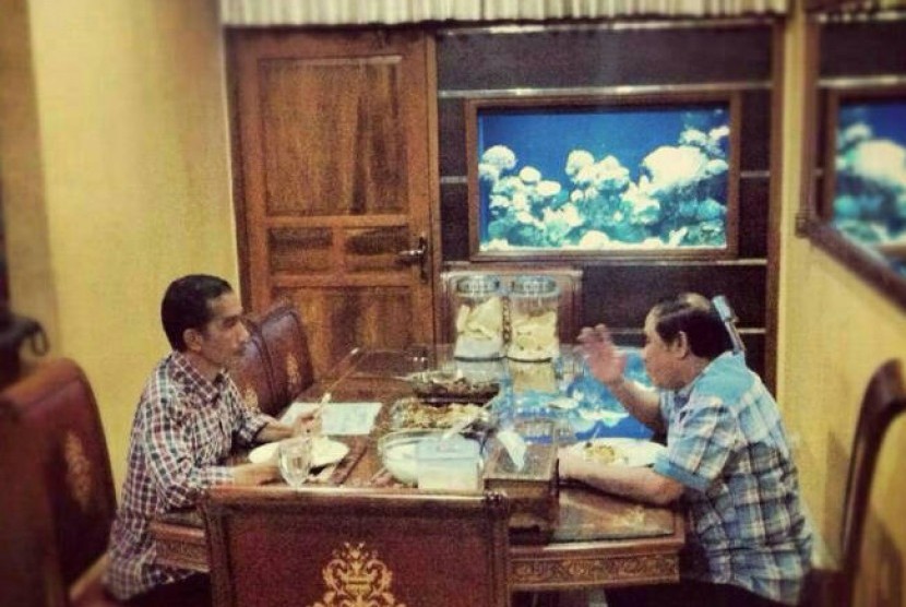 Joko Widodo saat masih menjadi calon Gubernur DKI Jakarta tengah makan malam di rumah mantan Wakil Gubernur DKI Jakarta Prijanto, 24 Agustus 2012 sekitar pukul 20.30 WIB. 