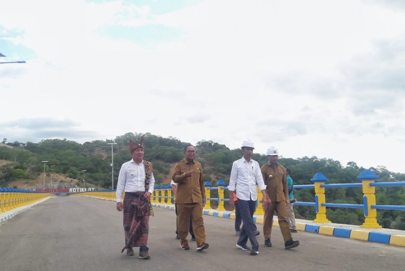 Joko Widodo telah meresmikan Bendungan Rotiklot yang terletak di Kecamatan Atambua, Kabupaten Belu, Nusa Tenggara Timur (NTT), pada Senin (20/5). 