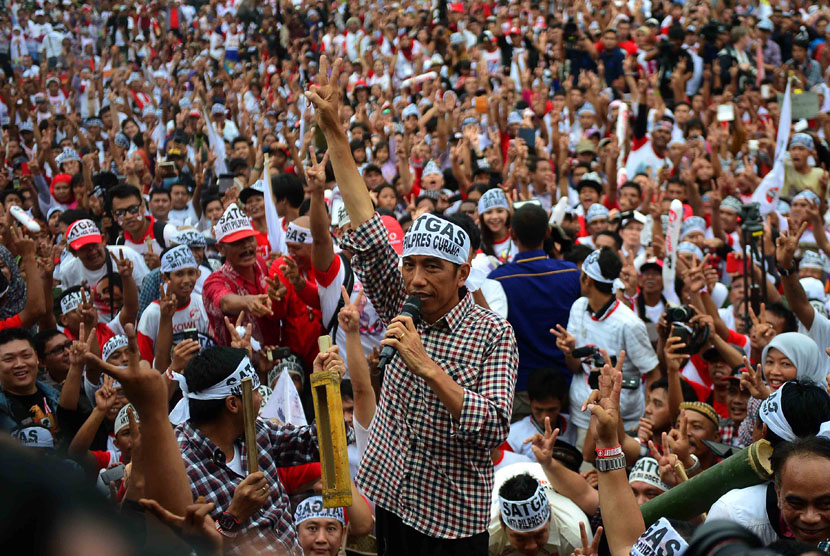 Joko Widodo (tengah) 