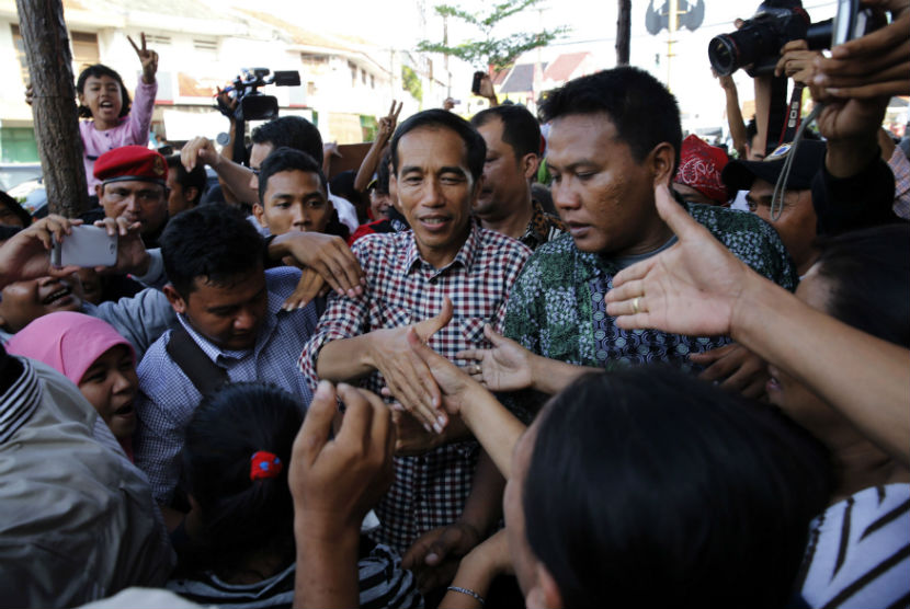 Joko Widodo (tengah)