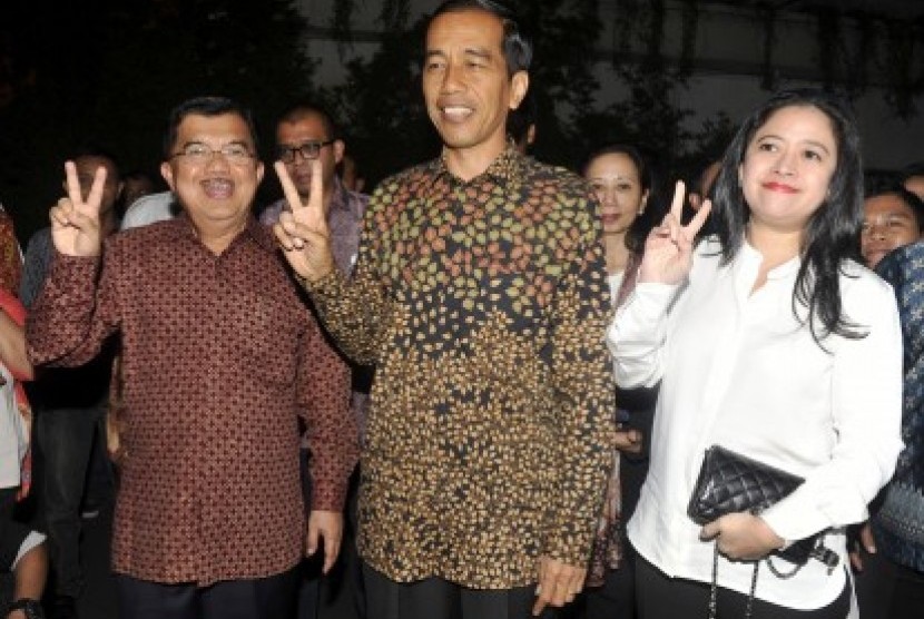 Joko Widodo (tengah) dan Jusuf Kalla (kiri) didampingi Ketua Bapilu PDI Perjuangan Puan Maharani (kanan) tiba di lokasi dialog Kadin dengan Capres-Cawapres 2014 di Jakarta, Jumat (20/6) malam. 