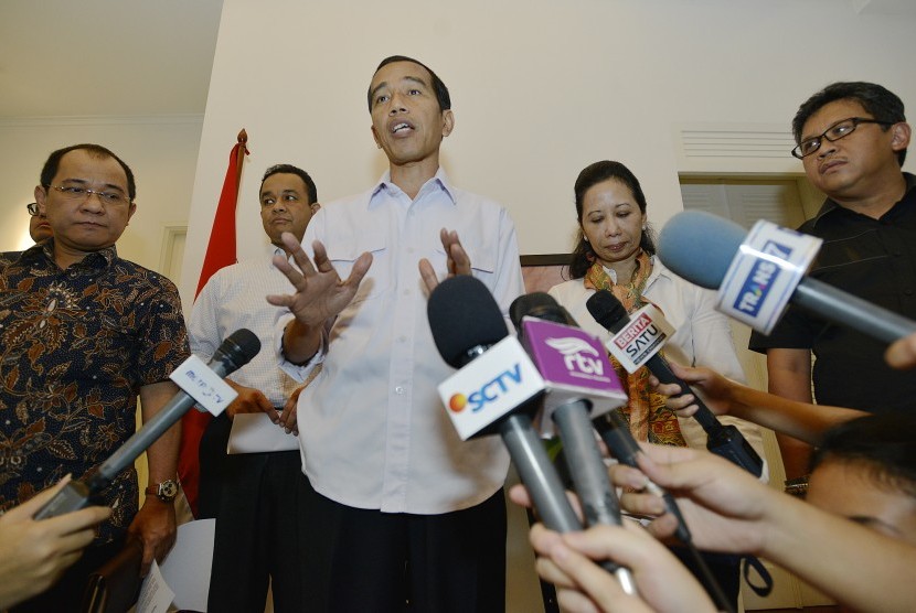 Joko Widodo (tengah) didampingi Kepala Staf Kantor Transisi Jokowi - JK, Rini M. Soemarno (kedua kanan) dan tiga orang Deputi Kepala Staf, Anies Baswedan (kedua kiri), Hasto Kristiyanto (kanan) dan Akbar Faisal (kiri) 