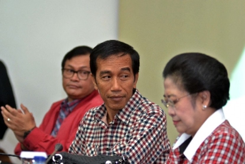 Joko Widodo (tengah), Megawati Sukarnoputri (kanan) dan Pramono Anung