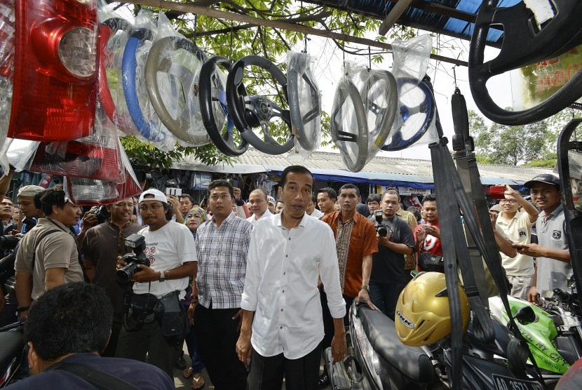 Joko Widodo (tengah) melakukan kunjungan ke Pasar Klithikan Notoharjo, Semanggi, Kota Surakarta, Jawa Tengah, Sabtu (26/7). 